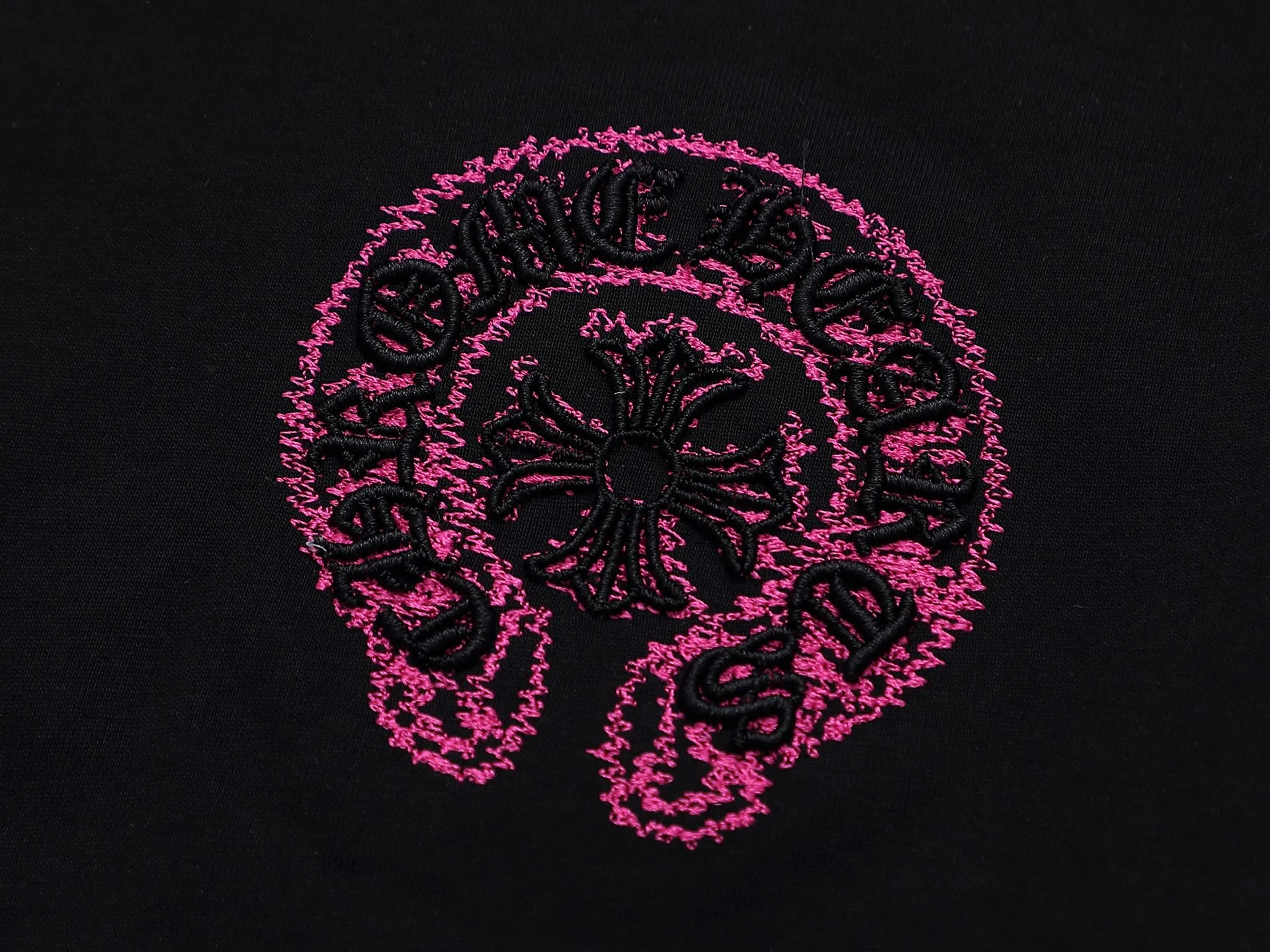 P170 280g exclusive version] Chro*e Hets 𝟐𝟎𝟐5 Spring and Summer Washed Hollow Three-dimensional Embroidery + Three-dimensional Stitch High-density Embroidery Round Neck Short Sleeves 2025SS latest short sleeves adopt the inherited Wash-water Hollow Three-dimensional Embroidery + Three-dimensional Stitch Embroidery is a form of high-density embroidery. Hollow embroidery. The good embroidery areas will protrude to form three-dimensional embroidery. To make the embroidery pattern clear, novel and layered, hollow embroidery uses high temperature to separate the hot-melt adhesive film from the cut pieces to obtain the finished embroidery product. After embroidery, high-temperature washing is performed to dissolve the padded foam glue to form a hollow center, showing a soft three-dimensional feel. The hand feels very soft and light!  Three-dimensional needle-stitching high-density embroidery, the stitching has a strong sense of line and three-dimensionality, the stitching is vivid and lively, and the coverage is also good. Three-dimensional needle-stitching embroidery technology is a brand-new embroidery technology that combines traditional embroidery technology with modern color concepts to create amazing artistic effects. This technology can instantly dye a white thread to create a natural color transition, giving your work a colorful effect. Whether it is flowers, animals or abstract patterns, three-dimensional needle embroidery technology can make them lifelike, as if giving them vitality. In this era of pursuing personalization and uniqueness, three-dimensional needle embroidery technology makes embroidery more personalized and charming, making you the center of attention whether in formal occasions or daily wear. In addition, three-dimensional needle embroidery technology is also durable and waterproof, so you don’t have to worry about it fading or being damaged. In short, it is an innovative craft that perfectly combines art and fashion, making the work more beautiful, unique and precious. If you want to make yourself more personalized and charming, try this round neck short sleeve!  Washed hollow three-dimensional embroidery ➕ Three-dimensional needle-stitched high-density embroidery. The double embroidery process makes the whole dress show its exquisite craftsmanship. The retro and classic are vividly displayed on this dress! The front and back patterns of the clothes are all made of washed three-dimensional embroidery, showing a low-key and luxurious fashion sense from any angle. It is an outstanding and eye-catching classic style that stands out among many spring and summer new styles! The front and back patterns are completely combined, rich in layering, full of three-dimensionality, very soft to the touch, fashionable and classic. This short-sleeved shirt is both low-key and has a rock style that is unique to Crowe. It is avant-garde and retro. The two styles are displayed on the same piece of clothing, colliding with unique creative sparks. It can be said to be avant-garde, full of personality, fashionable and versatile, and the same style for male and female couples! An excellent hit! Creative design, double embroidery, excellent craftsmanship, exquisite details and first-class feel! An excellent hit! It is made of 280 grams of double yarn and double ply dust-free imported pure cotton fabric. It has been washed and high-temperature shaped and pre-shrunk. The fabric is comfortable and breathable. It will not shrink after repeated washing. The fabric has a high-end and exquisite texture and a first-class feel! High-density embroidery has good firmness and is not easy to fall off! The detail processing is 100% perfect. It looks great no matter how you match it with various styles. High weight and high quality. Exclusive version. Non-market ordinary version. Enlarge real shot details. Instant sale of all versions. Compare at will. Quality is absolutely guaranteed. A must-have for fashionistas. Control it at will. Definitely one for everyone. A must-have for men and women couples! The most 🆕first release, the exclusive first release, the same style for men and women, classic, simple and versatile, and the quality is unquestionable!  Chrome Hearts is a famous Hollywood luxury brand founded by Richard Stark in 1988 with unique design style! The design style combines rock punk, street hip-hop and other low-key luxury styles. It adheres to pure handcrafting and exquisite design, so its value as a work of art has far exceeded the meaning of jewelry.  Color: Black White Size: S M L XL